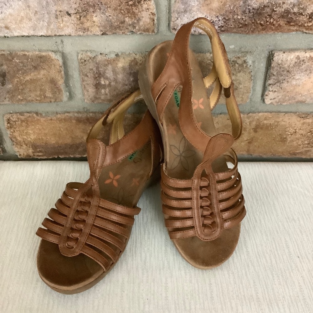 BARETRAPS “Hermine” Tan Faux Leather Wedge Sandals